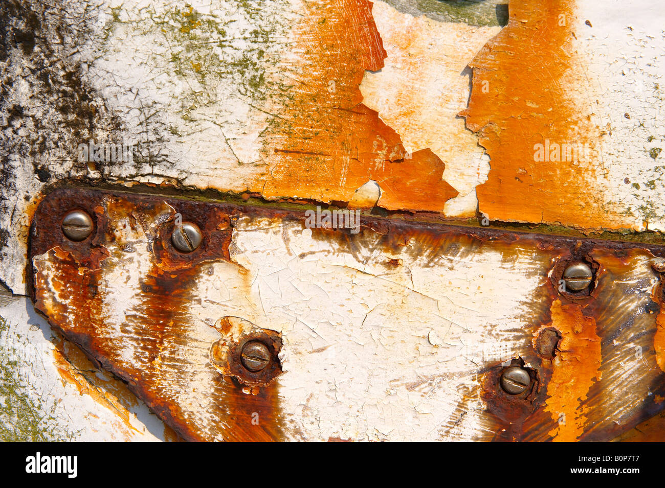 Close up of rusty metal montage sur un bateau en bois blanc Banque D'Images