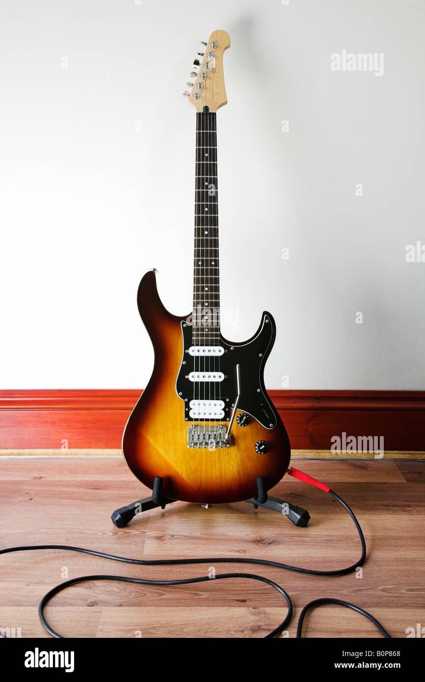 Photo couleur vertical d'une guitare électrique avec câble de puissance Banque D'Images