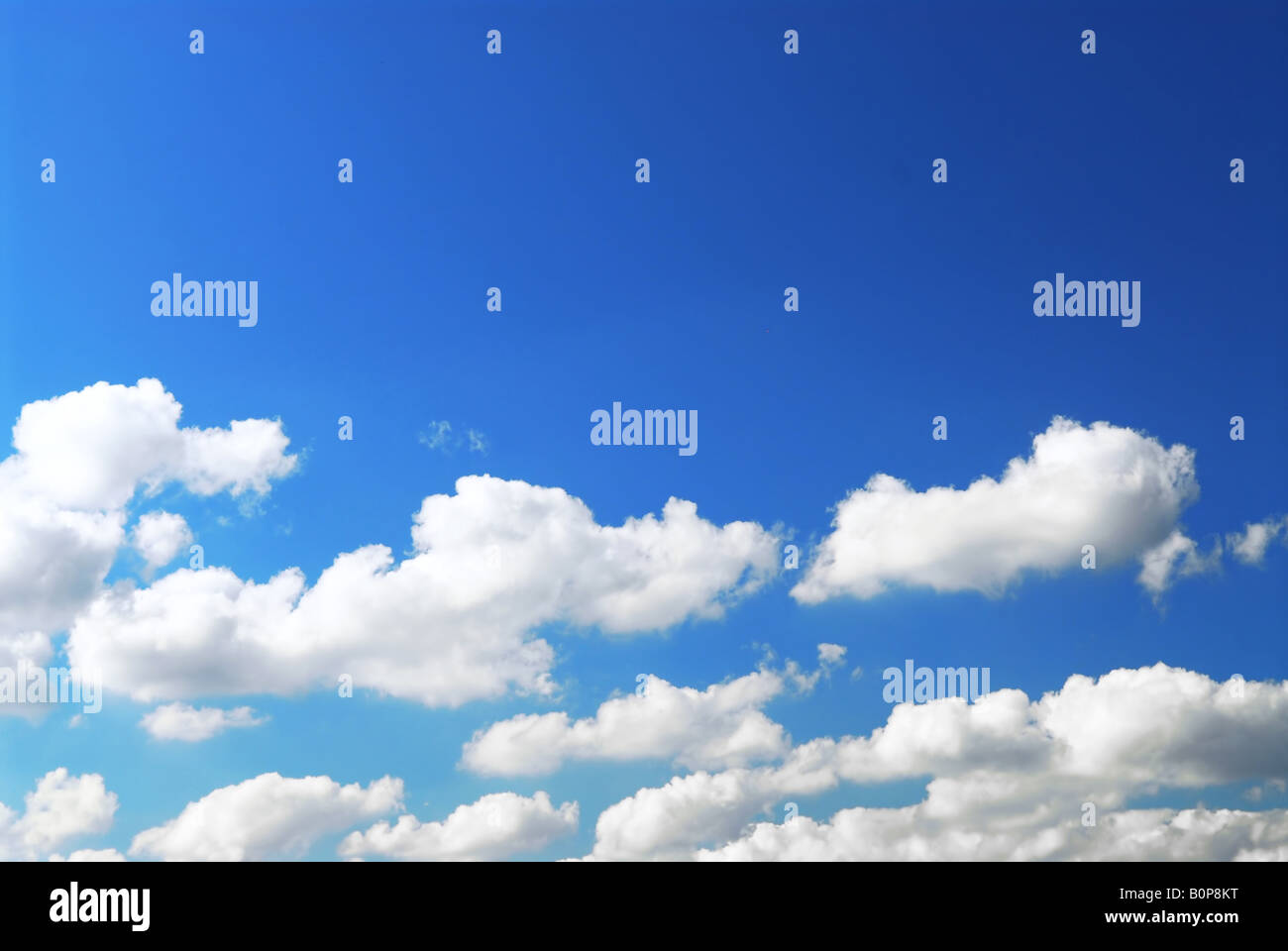 Fond de Ciel bleu profond avec des nuages blancs moelleux au bas Banque D'Images
