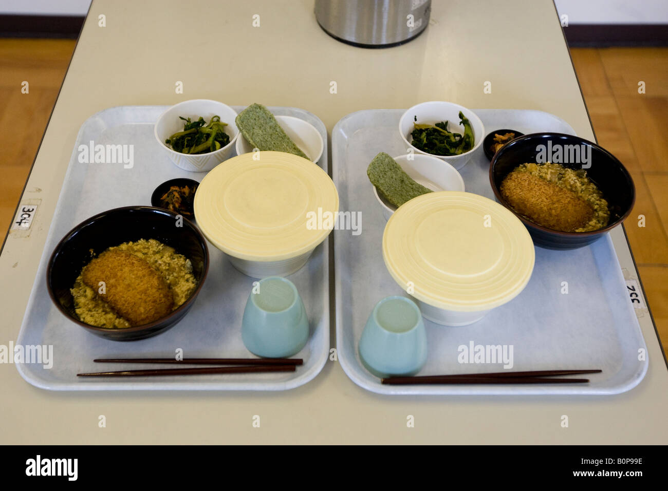 Personnes âgées déjeuner du prisonnier avec exigences particulières dietry, prison Onomichi, le Japon. Banque D'Images