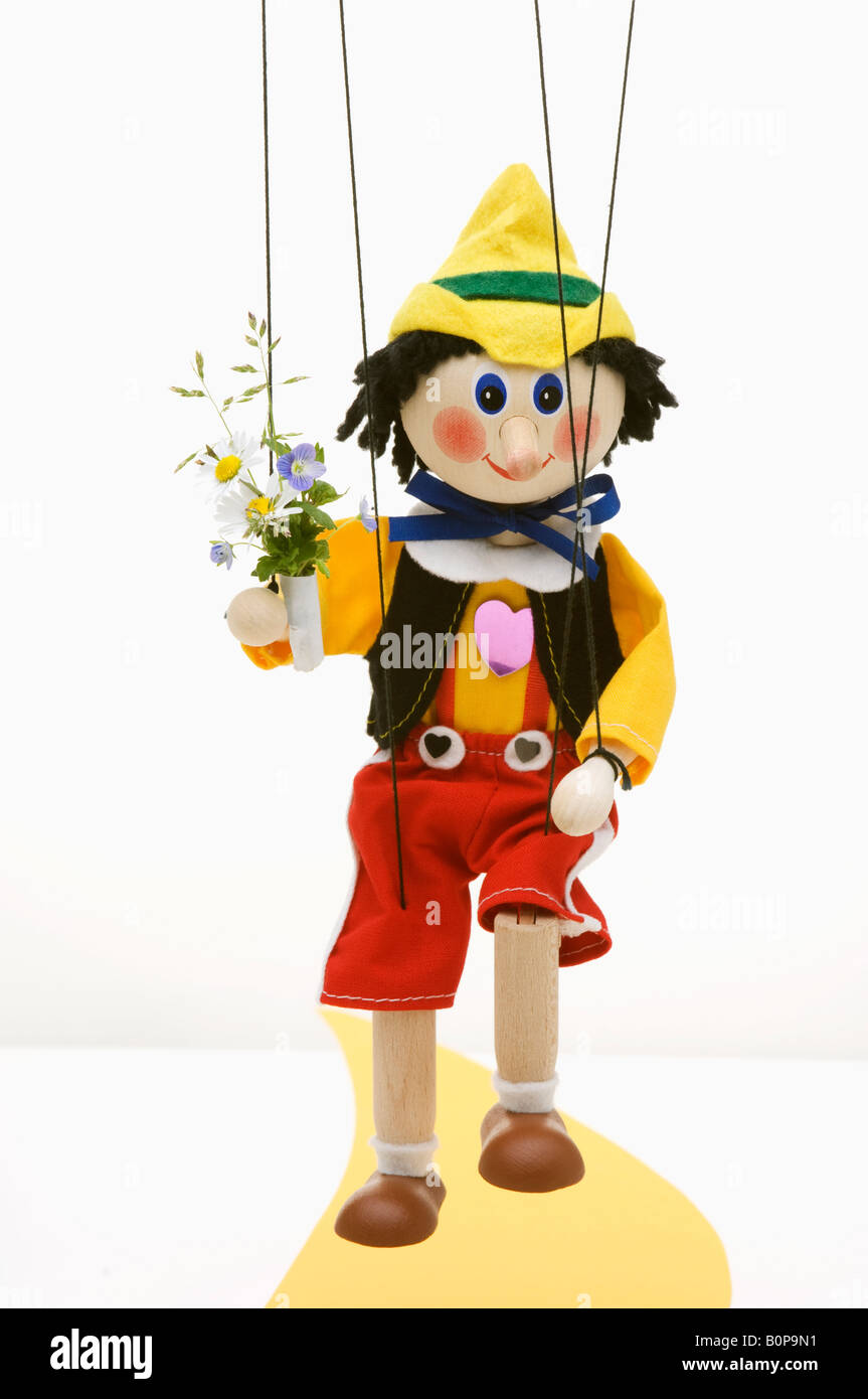Marionnette Pinocchio sur la route de brique jaune unique avec son amour  pour Marguerite Photo Stock - Alamy
