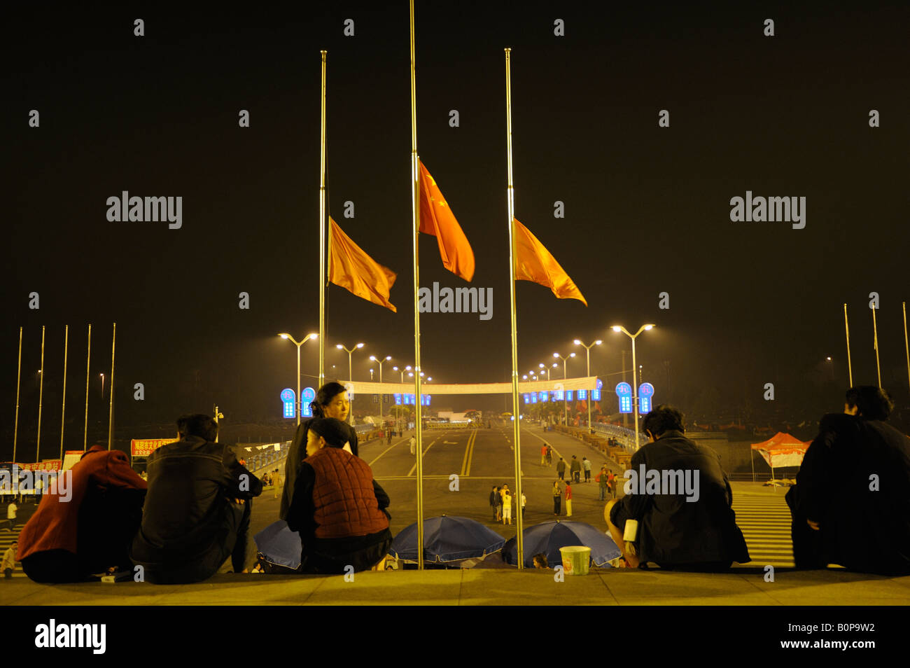 Le drapeau national en berne pour la mort dans le séisme à un abri aux réfugiés à Mianyang Sichuan en Chine. 19 Mai 2008 Banque D'Images