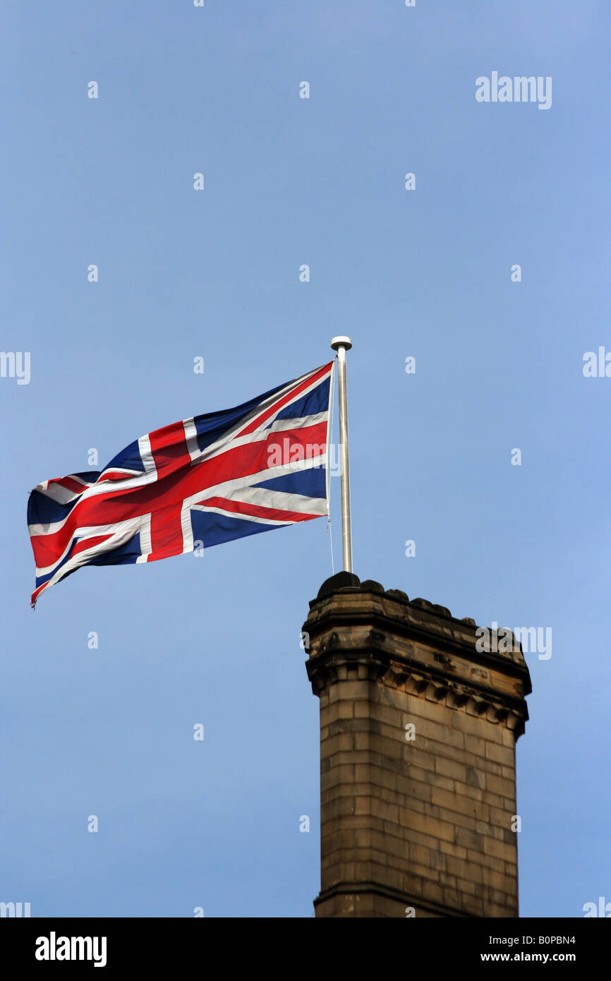 'Union Jack Flag Flying au-dessus d'un bâtiment victorien dans le UK' Banque D'Images