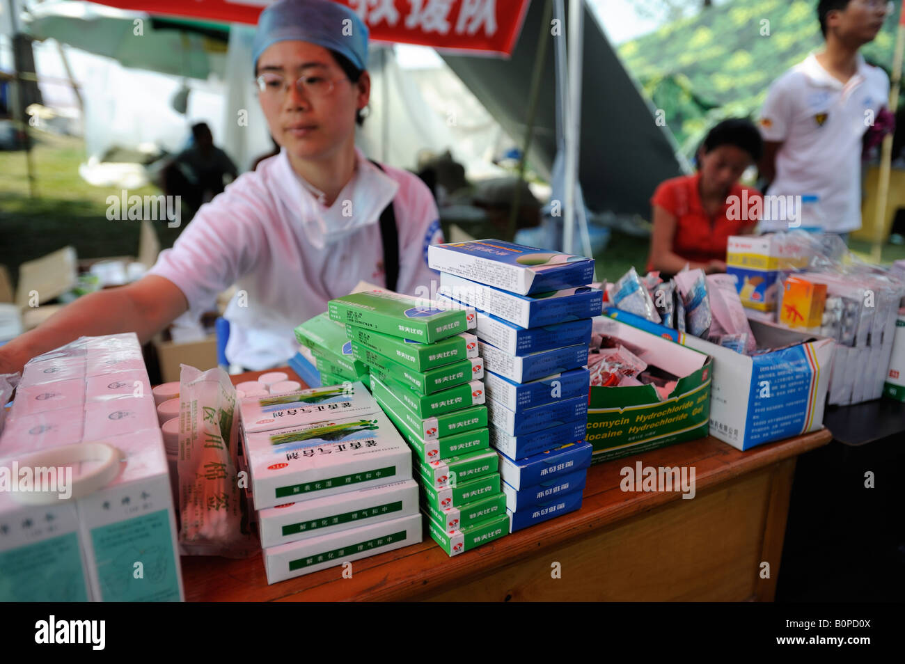 Une équipe médicale de la Croix-Rouge de Chine à un abri dans des réfugiés du séisme au Sichuan, en Chine. 19 Mai 2008 Banque D'Images