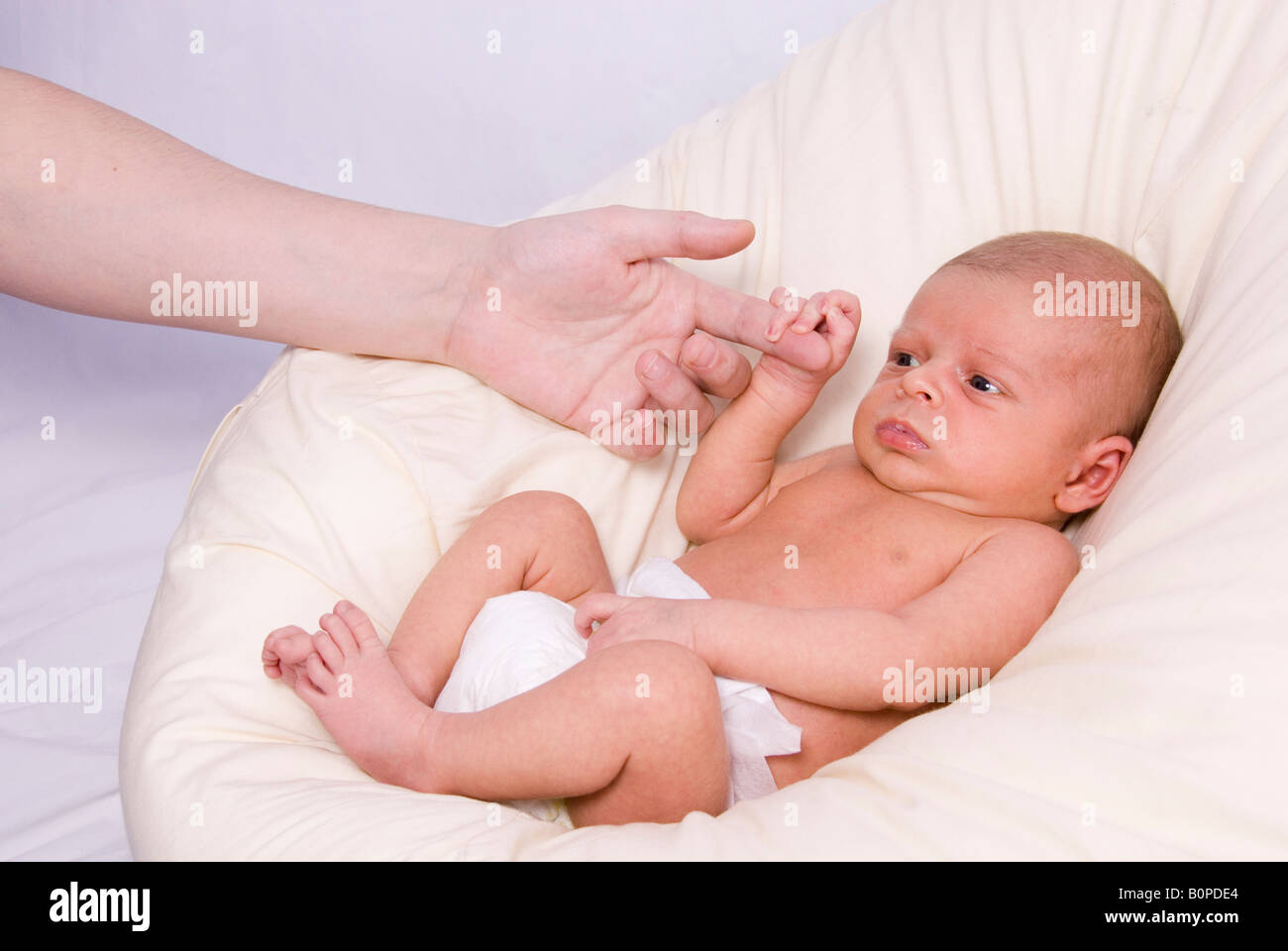 Bebe Nouveau Ne Garcon Joshua Kailas Ages De Jours D Hudson Situe Dans La Main De Mere Pouf Deborah Waters Photo Stock Alamy