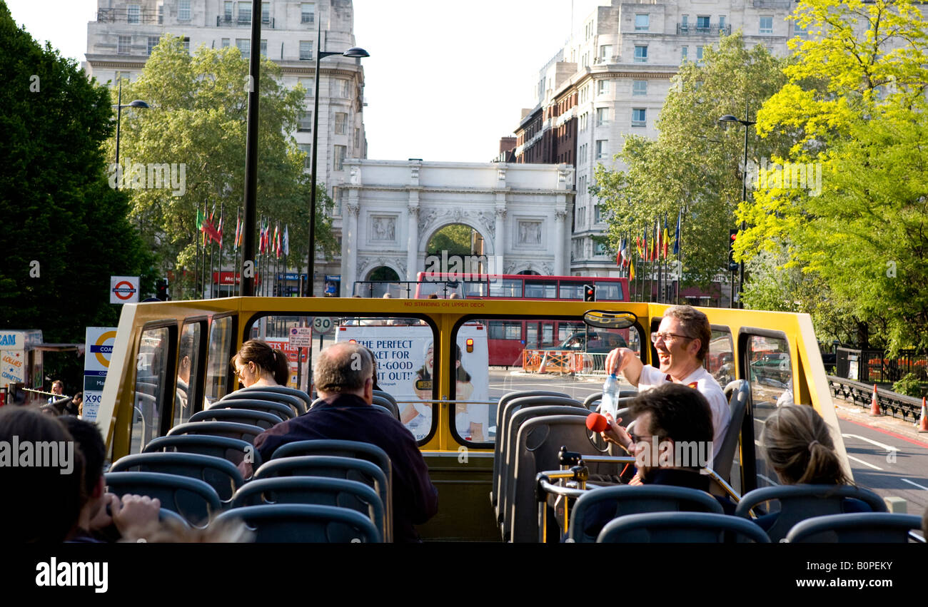 Point de vue d'un Open Top Bus touristique dans la région de Park Lane Londres UK Europe Banque D'Images