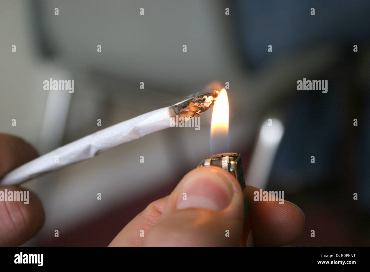 Une cigarette de cannabis spliff ou joint être fumés, Amsterdam, Hollande, Pays-Bas. Banque D'Images