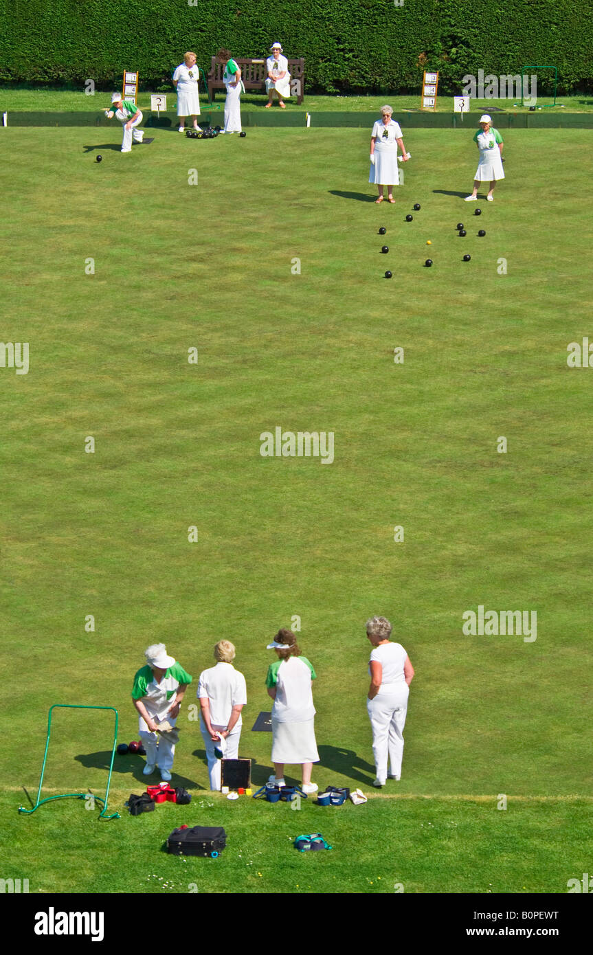 Une vue aérienne des personnes âgées lors d'un match de pétanque sur une journée ensoleillée dans le seigle. Banque D'Images