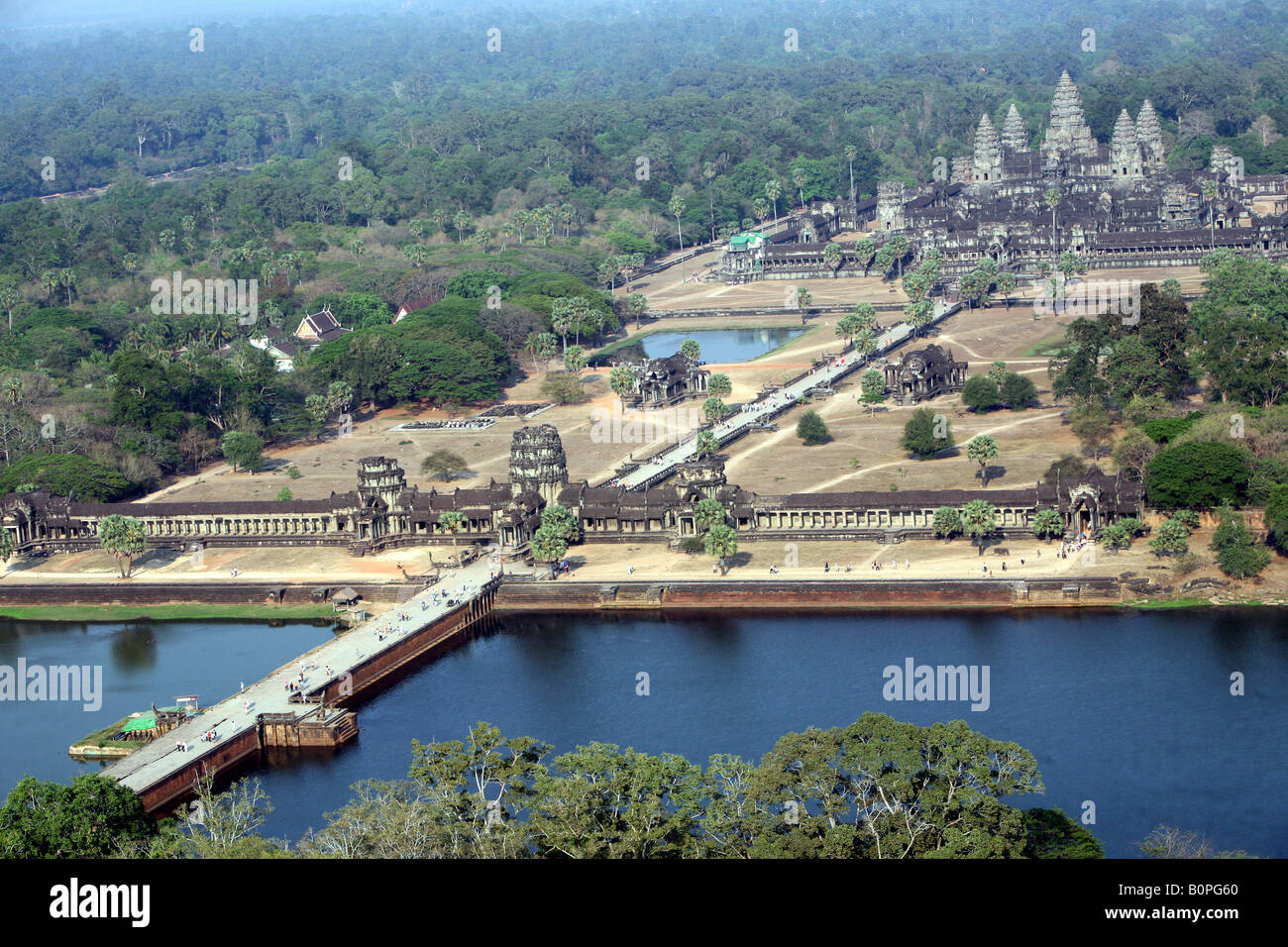 Vue aérienne d'Angkor Wat et ses douves construit par Suryavarman 2e il y a 1000 ans la civilisation Kmer - plus grand temple dans le monde Banque D'Images