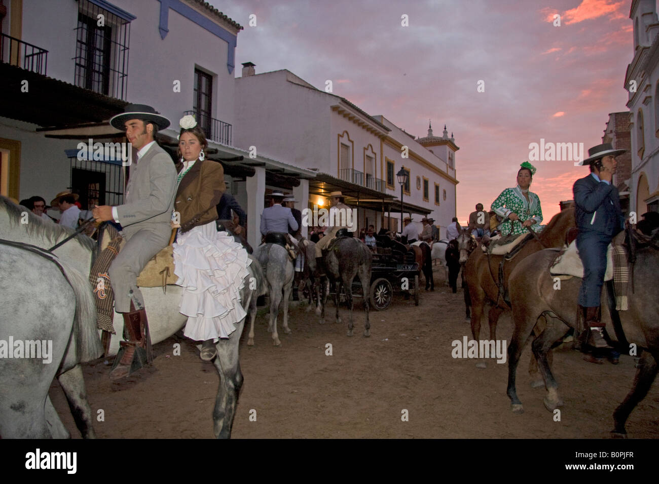 Les gens à cheval dans El Rocío Banque D'Images