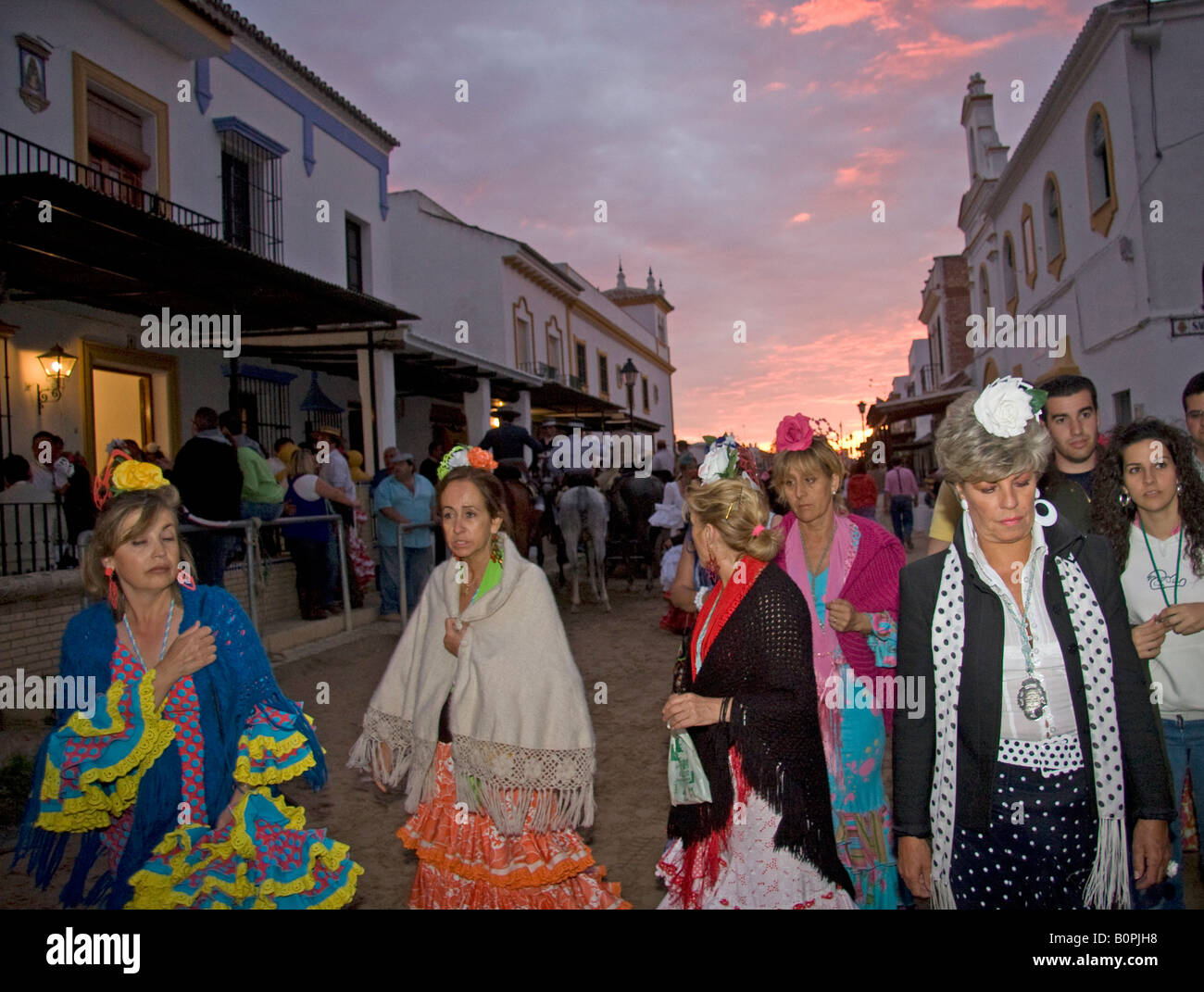 Marche des femmes à El Rocio dans la soirée Banque D'Images