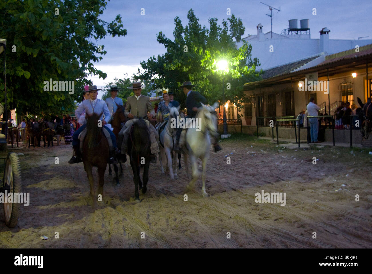 Équitation le long d'amis à cheval à El Rocío Banque D'Images