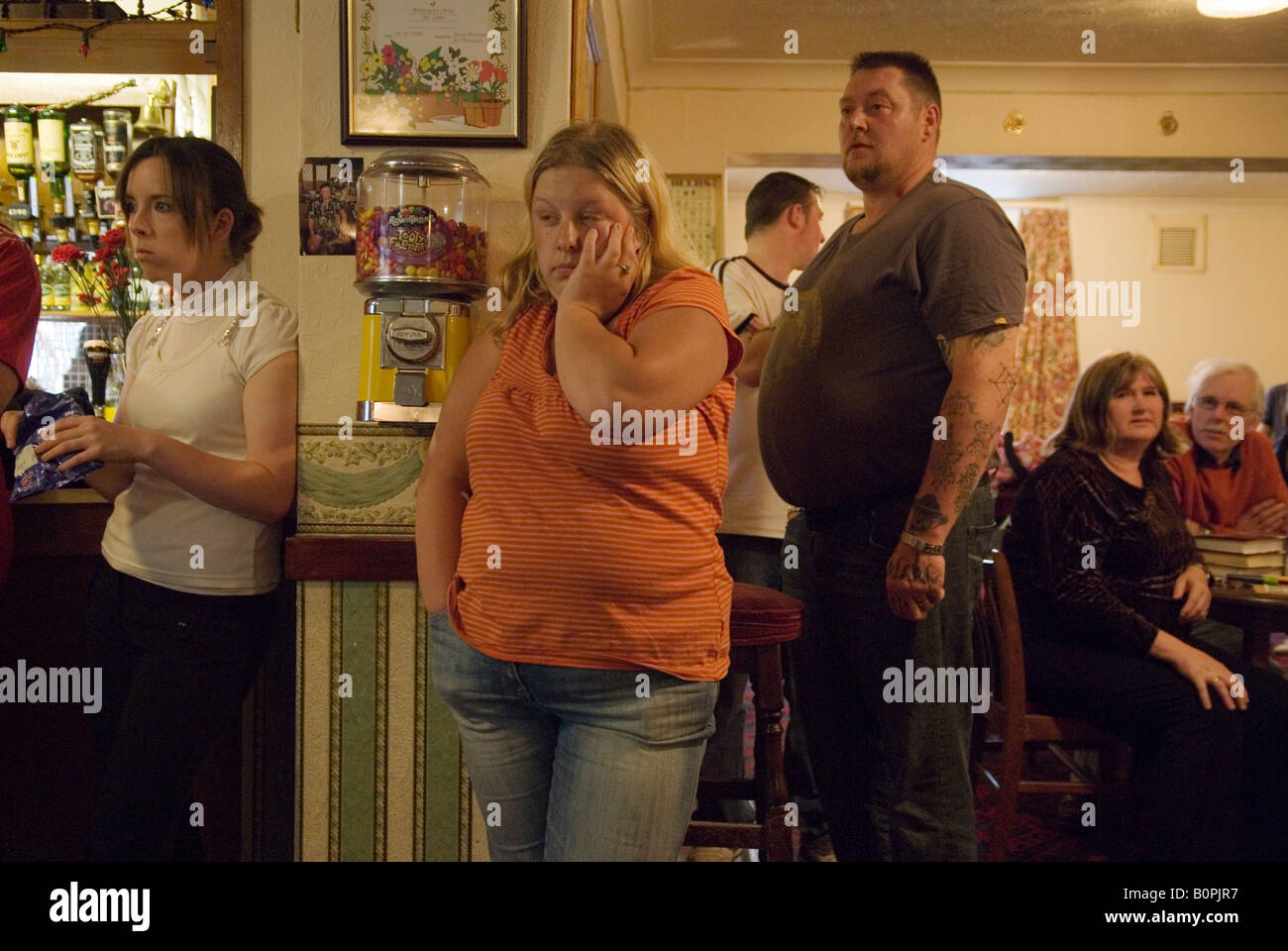 Déprimé fatigué, sur les gens en surpoids dans le pub de campagne. Les Bricklayers Arms près de Boston vendent aux enchères en soirée les Fens Lincolnshire UK années 2008 2000 Banque D'Images Déprimé fatigué, sur les gens en surpoids dans le pub de campagne. Les Bricklayers Arms près de Boston vendent aux enchères en soirée les Fens Lincolnshire UK années 2008 2000 Banque D'Images
