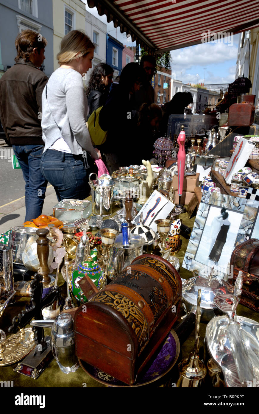 Antiquités au marché de Portobello Road à Londres Banque D'Images