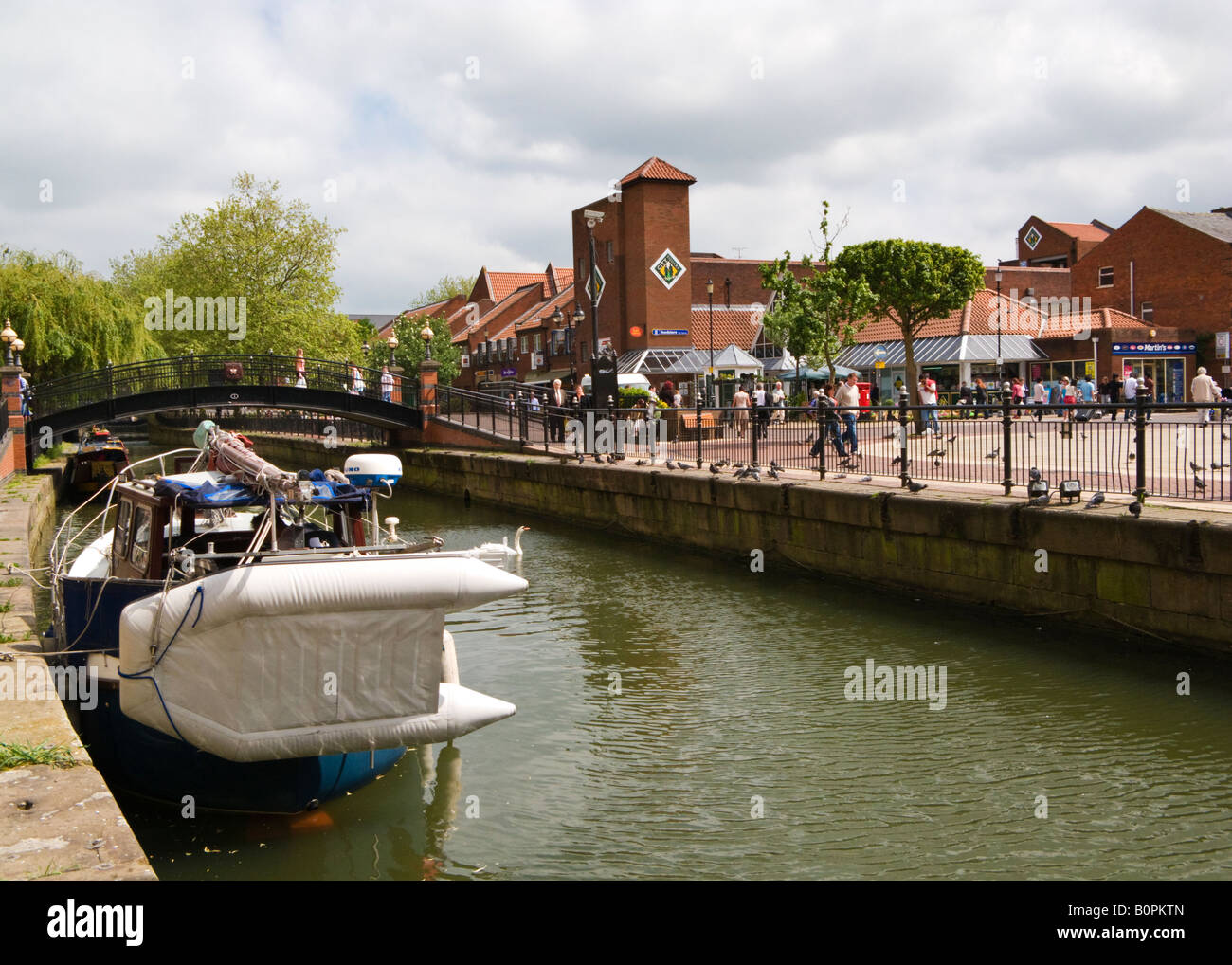 Rivière Witham et petit pont de fer, à la place de la ville de Lincoln en Angleterre Banque D'Images