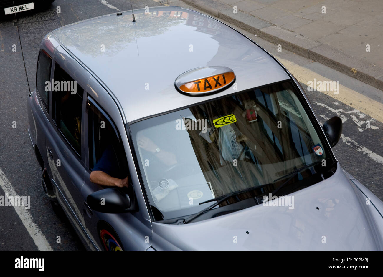 London Taxi à partir d'un toit Open Top Bus Touristique London UK Europe Banque D'Images