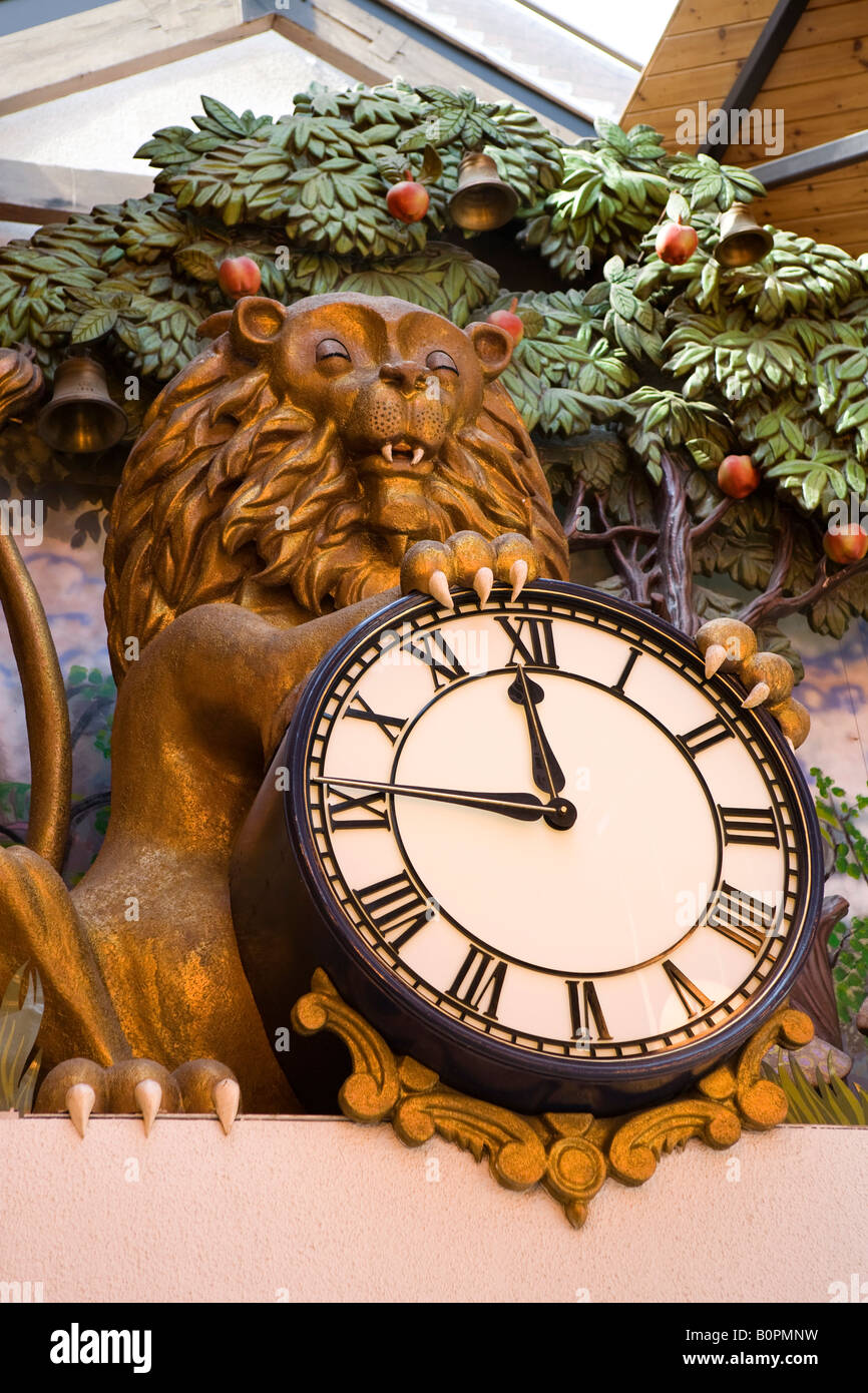 UK Angleterre Lincolnshire Grantham Isaac Newton shopping centre et lion apple tree réveil Banque D'Images