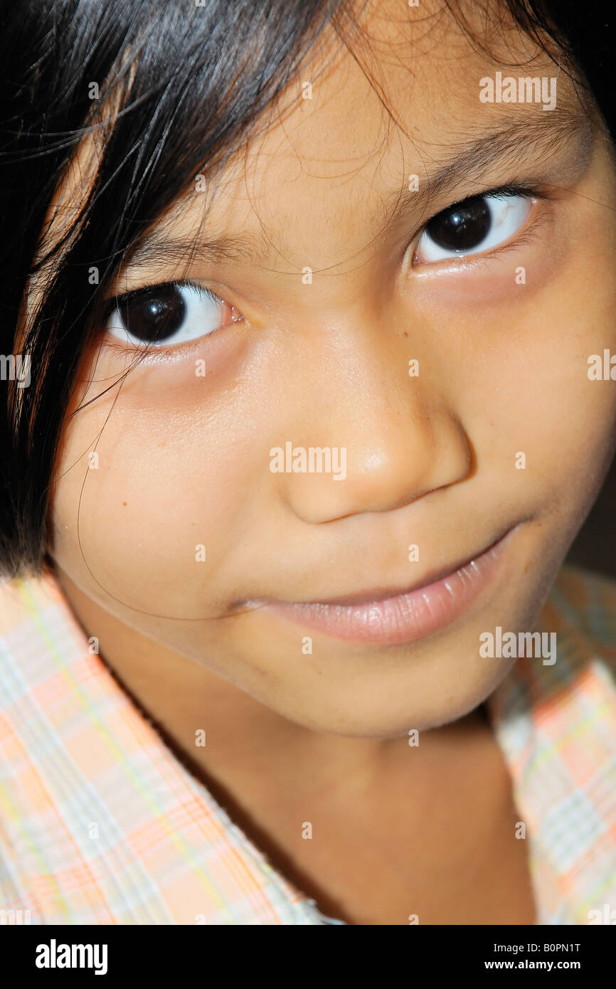 Une jeune fille thaïe souriant et heureux. Banque D'Images