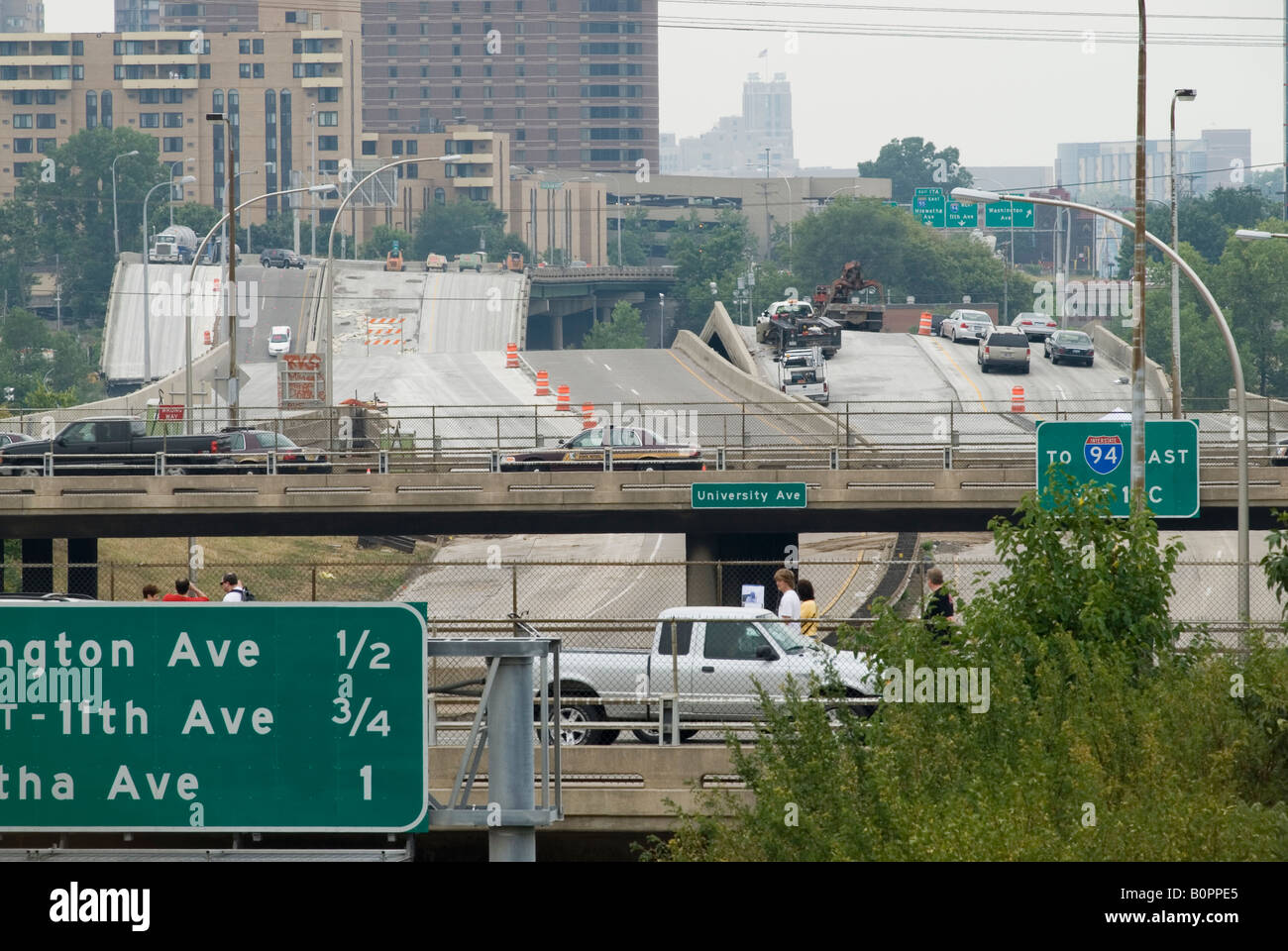 Une vue de la I-35W après l'effondrement tragique d'un pont. En regardant vers le sud à partir de la passerelle au-dessus de Washington Avenue et 4e Rue. Banque D'Images