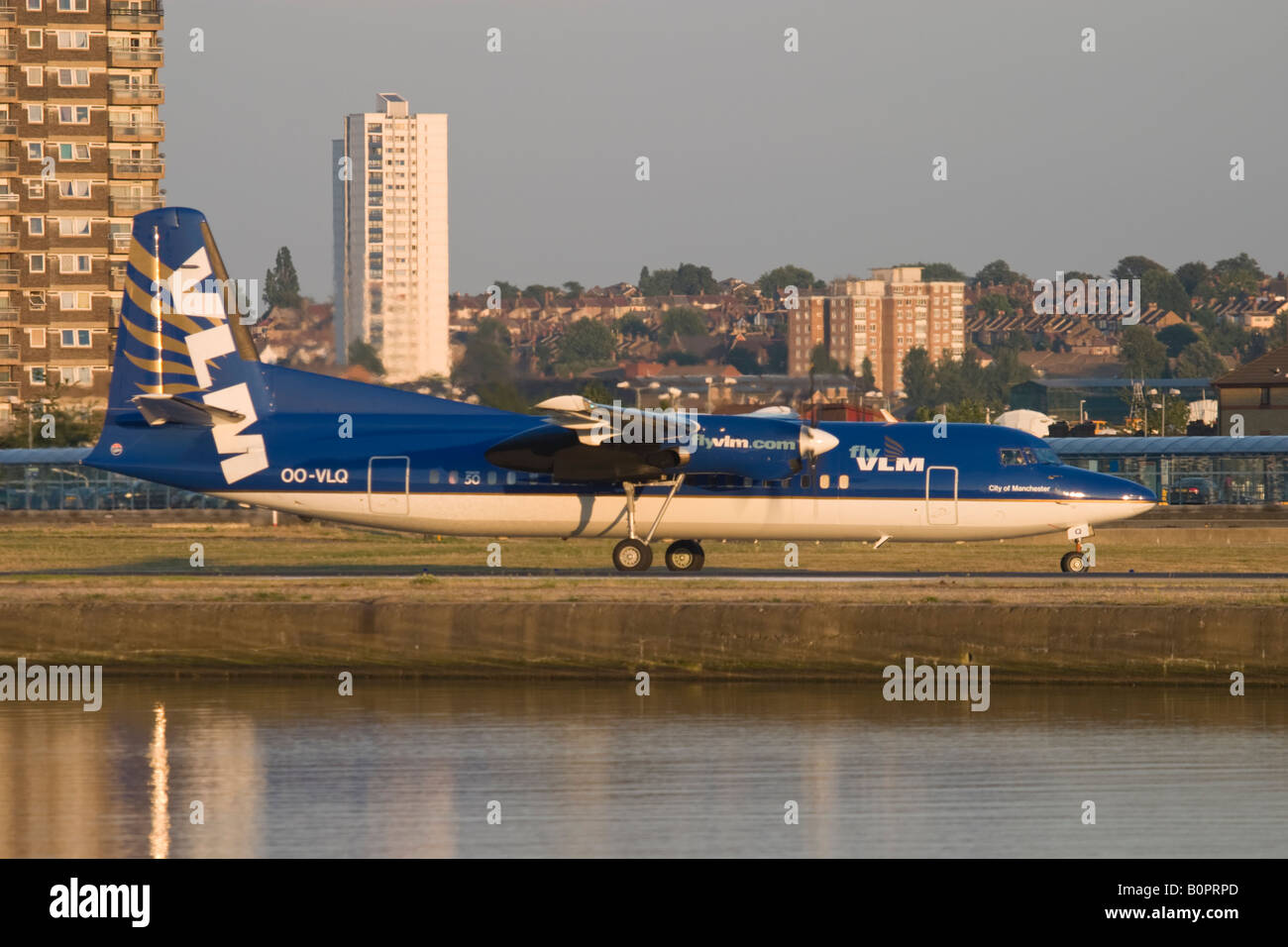 Avion à turbopropulseur régional Fokker 50 de VLM Airlines le roulage au terminal de l'aéroport de London City UK. Banque D'Images