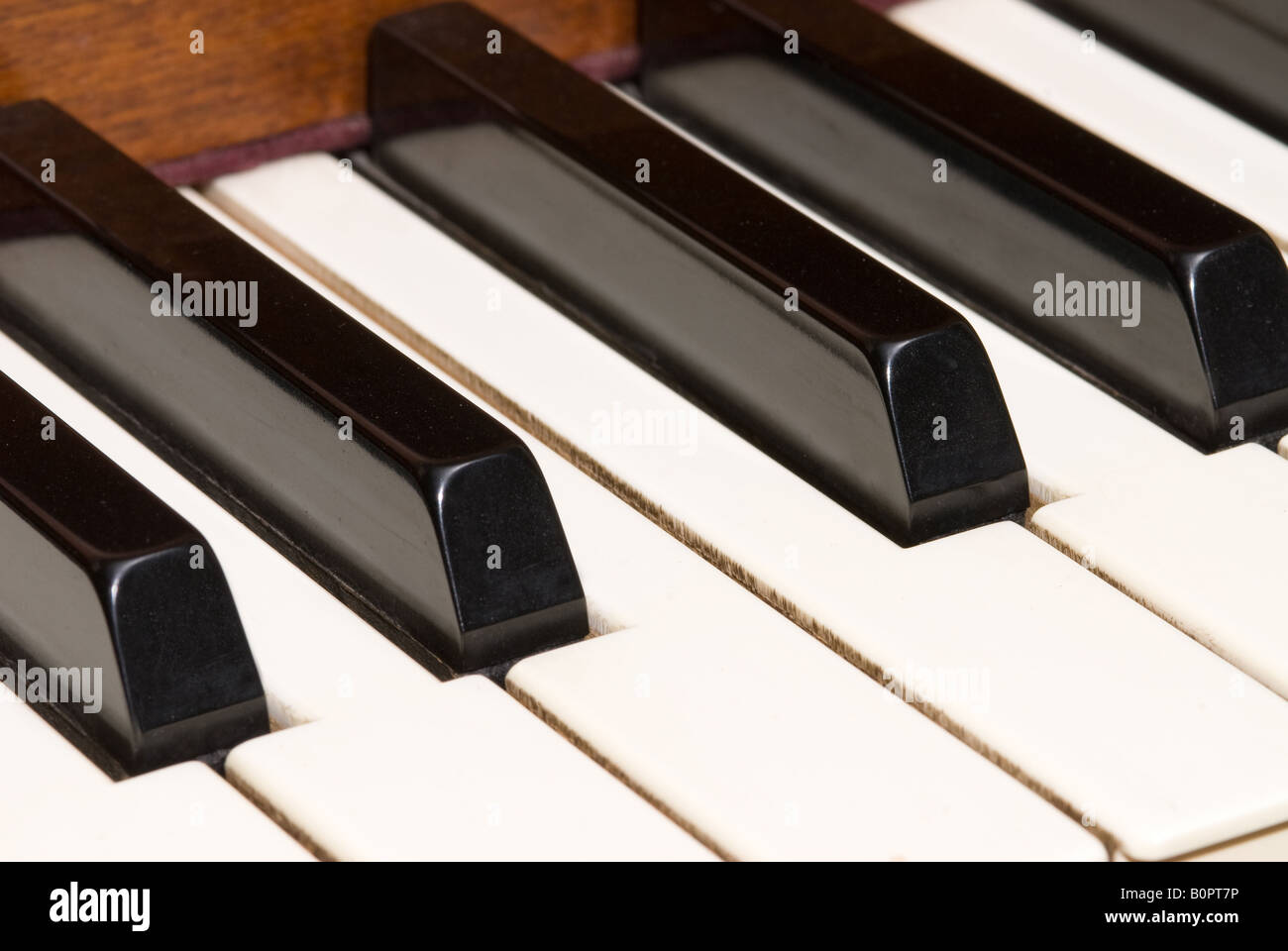 A 40 ans avec piano en bois de cerisier avec de belles touches d'ivoire Banque D'Images