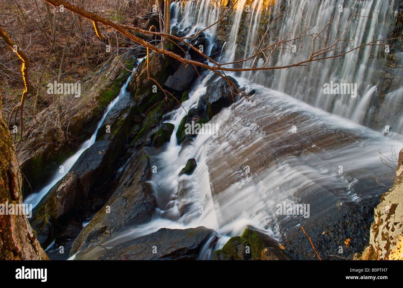 En bas les rochers des débits d'eau douce Banque D'Images