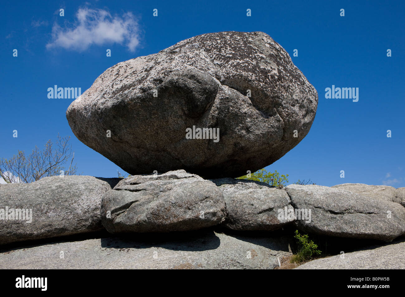 Un bloc de granite perché avec fond de ciel bleu près du sommet / sommet du vieux Rag tm, le Parc National Shenandoah Virginia USA Banque D'Images