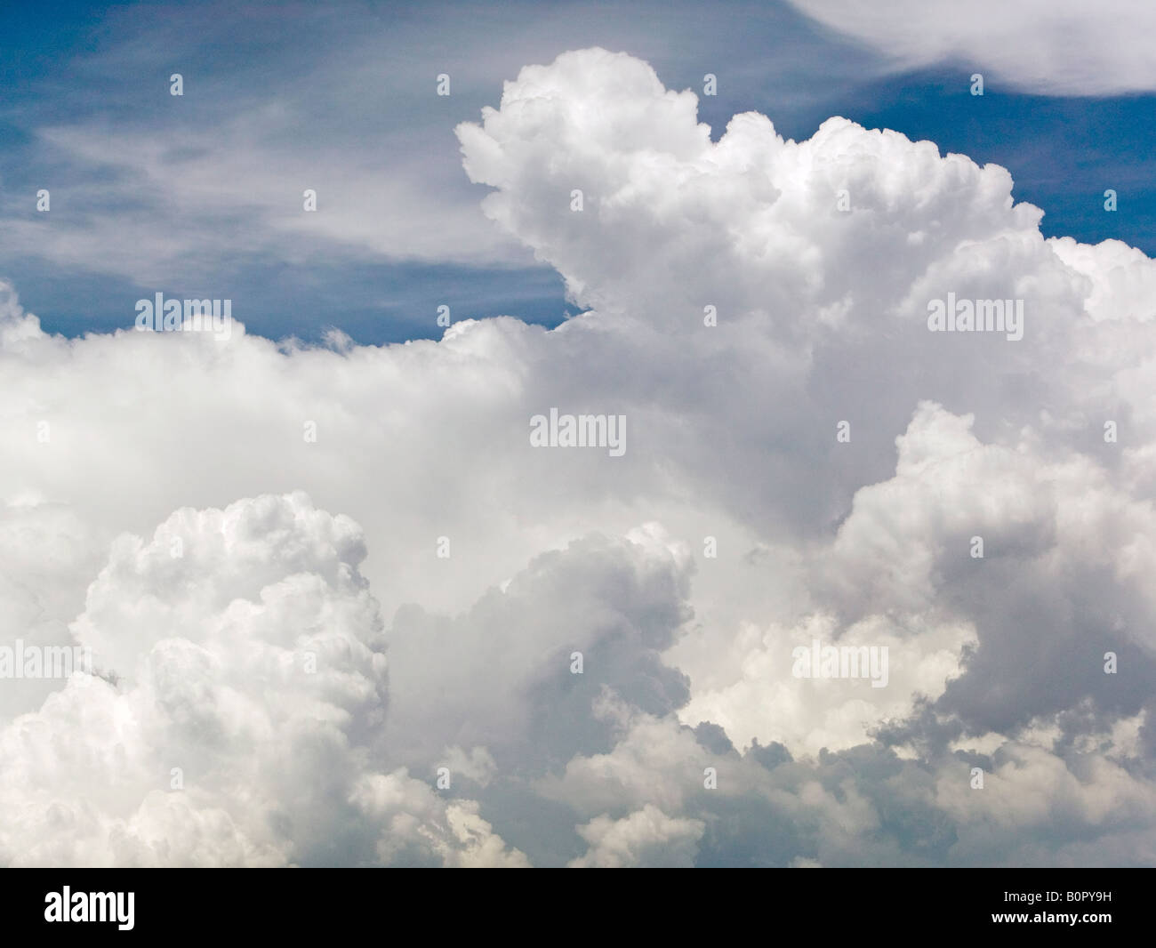Au-dessus de l'antenne cumulonimbus cumulus tops Banque D'Images