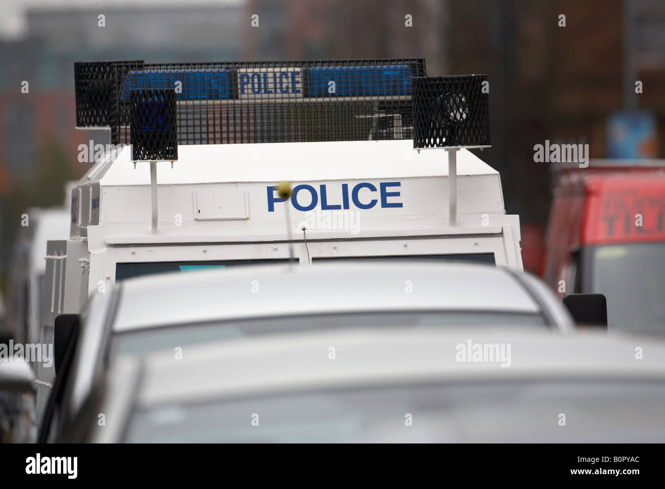 Service de police blindée PSNI Irlande du Nord landrover coincé dans le trafic pendant embouteillage Banque D'Images