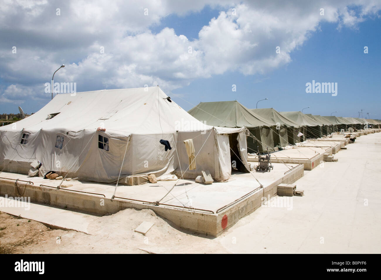Pre-pitched tents, bureaux et logements sans-abri, de la famille, crise, réfugié, tente, l'immigration, les réfugiés et les immigrants illégaux. Camp de l'Armée de Hal Far, Malte Banque D'Images