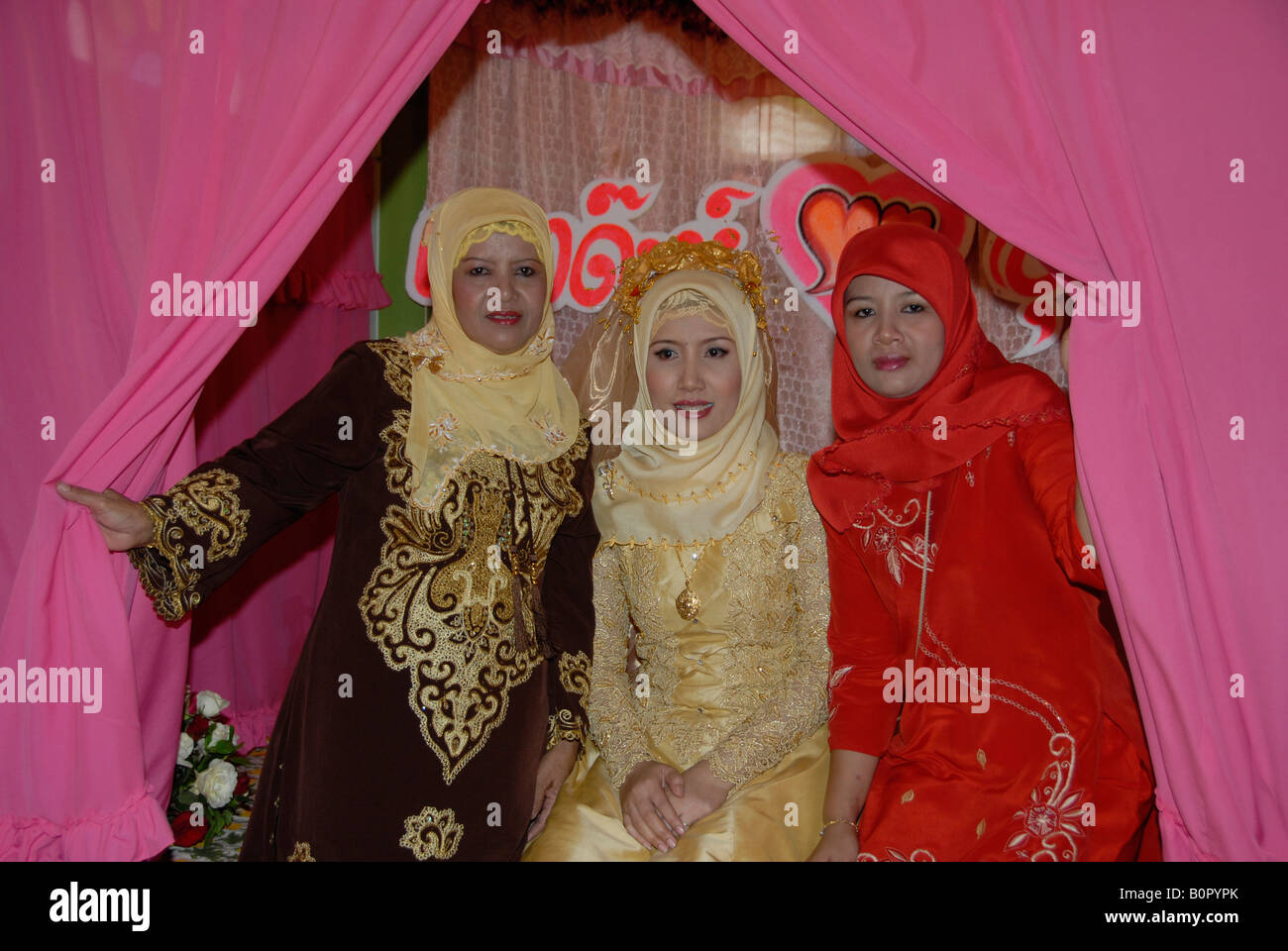 Épouse musulmane thaïlandaise avec ses proches le jour de son mariage Banque D'Images