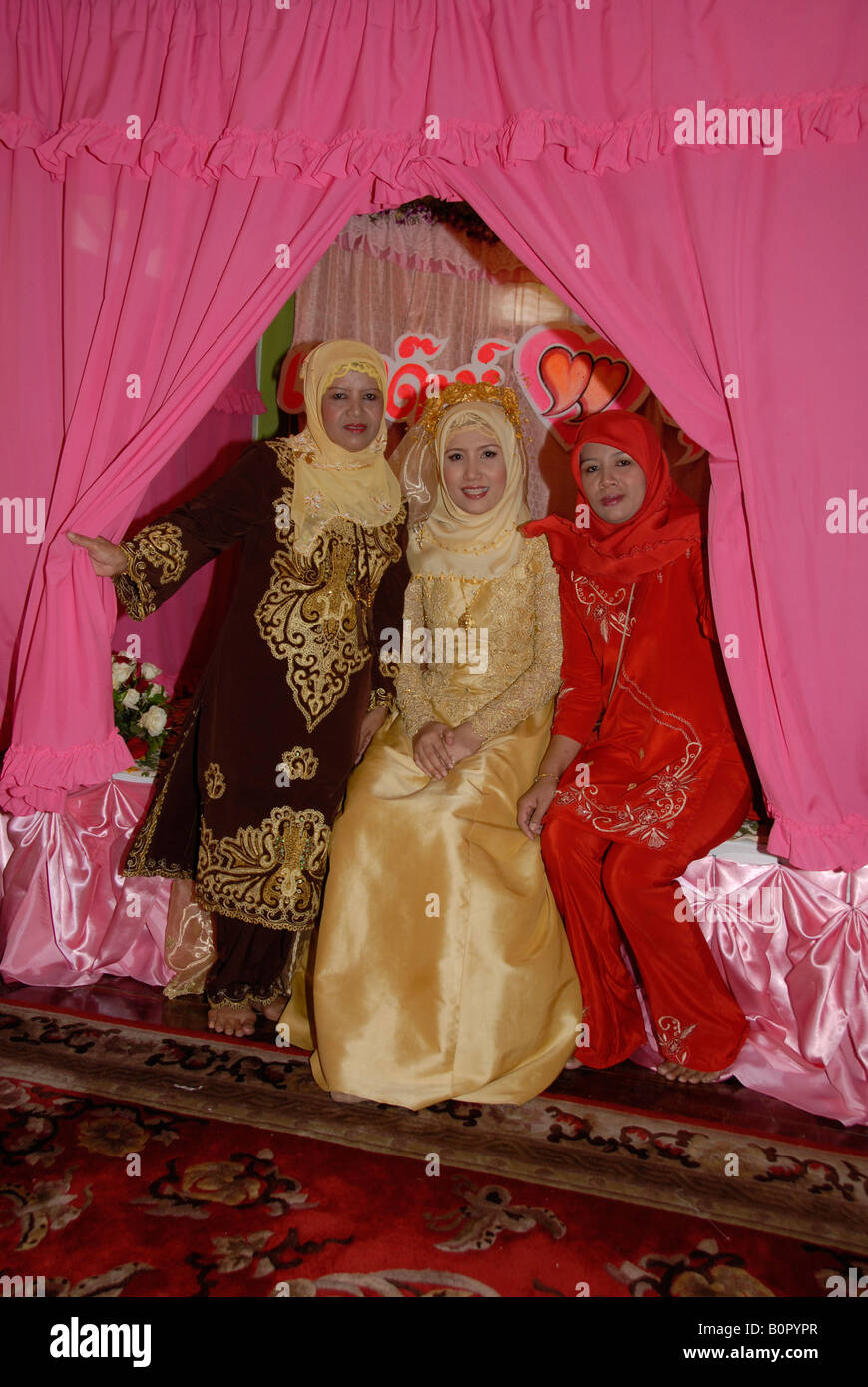 Avec sa femme musulmane thaïlandaise freinds dans jour de son mariage Banque D'Images
