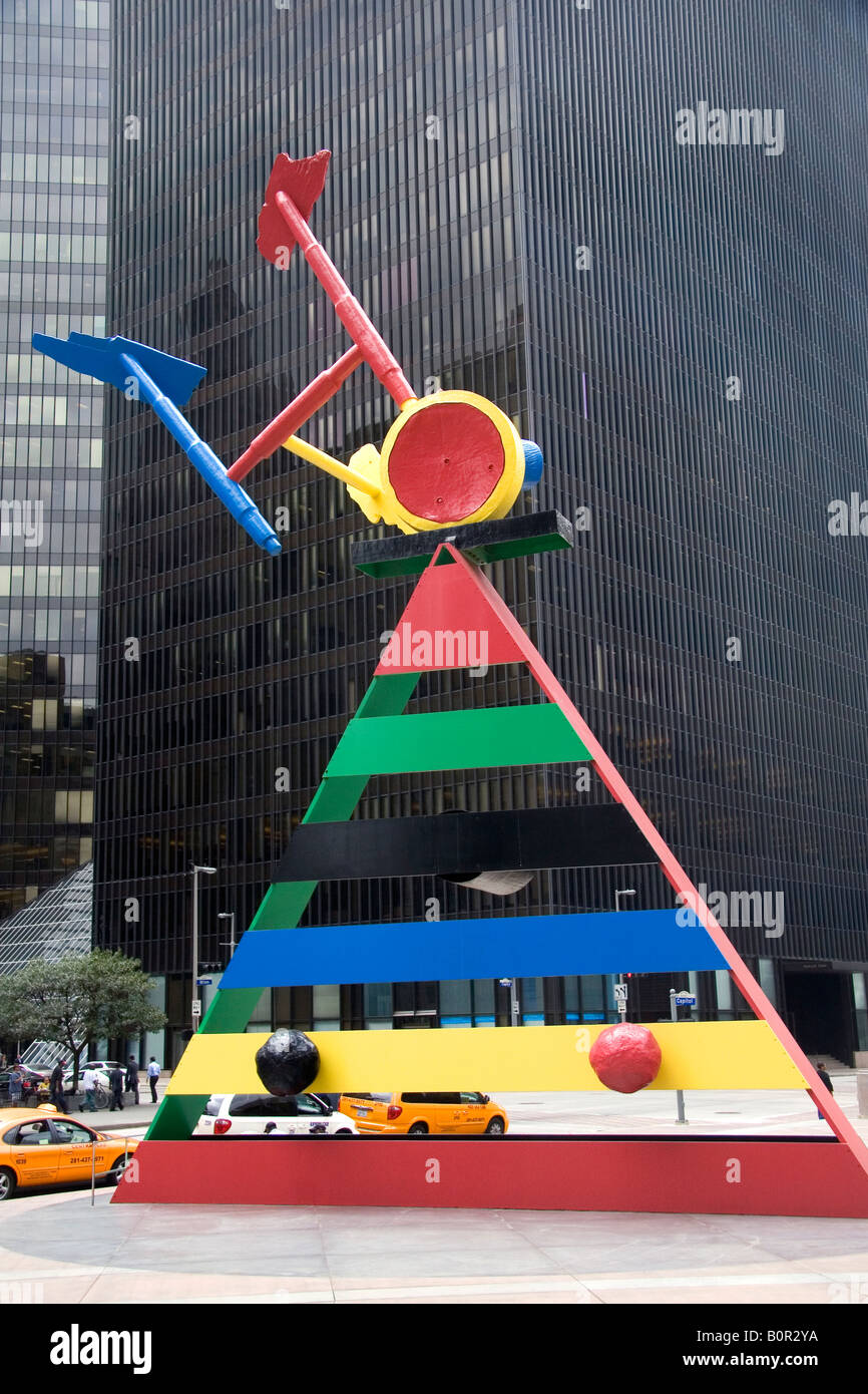 Personnage public art sculpture nommée et d'oiseaux par Joan Miro en face de la JP Morgan Chase Tower dans le centre-ville de Houston au Texas Banque D'Images