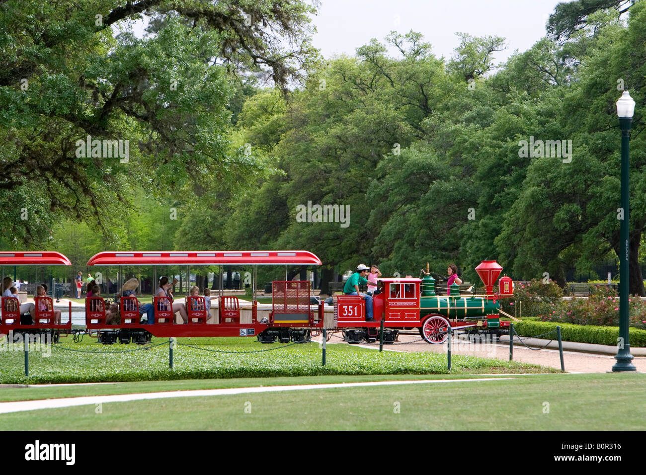 Petit train offre aux visiteurs une visite de Hermann Park à Houston au Texas Banque D'Images