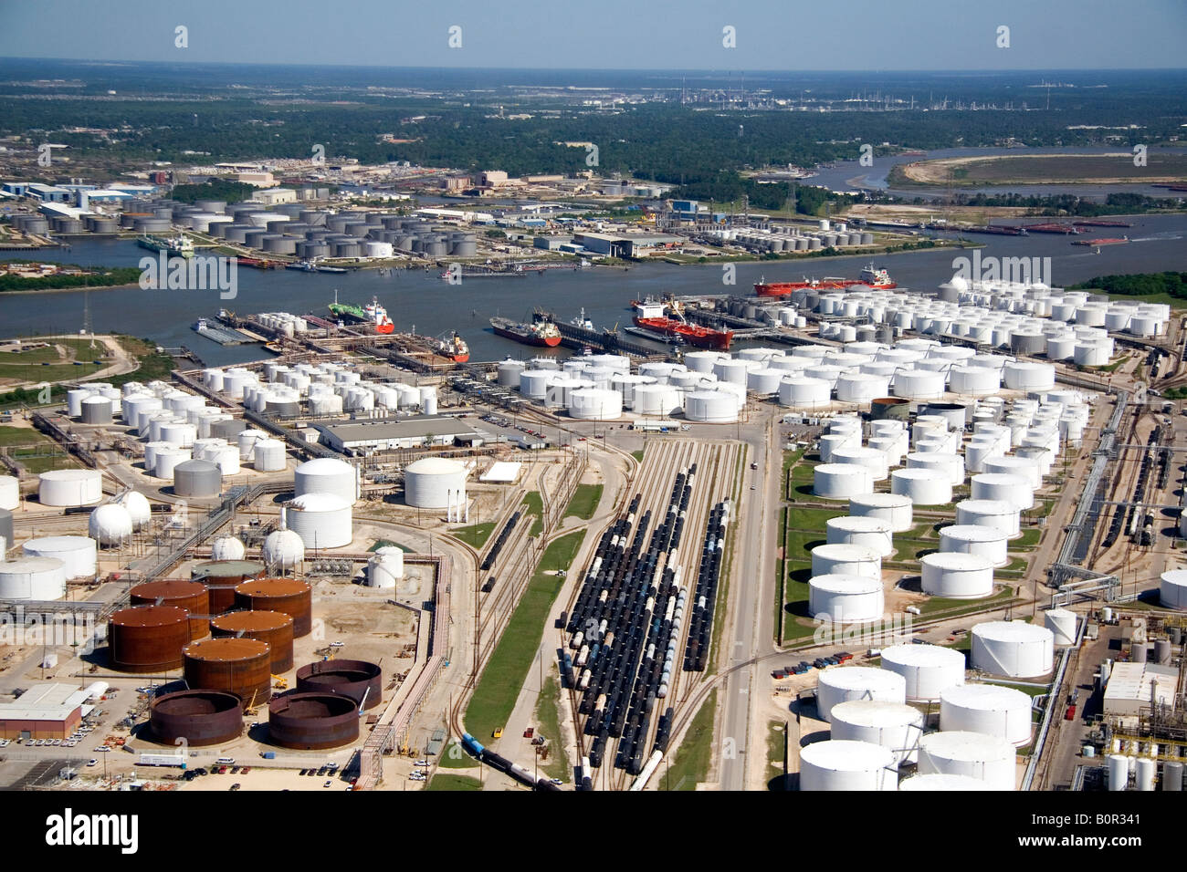 Vue aérienne des raffineries de pétrole le long de la Houston Ship Channel à Houston au Texas