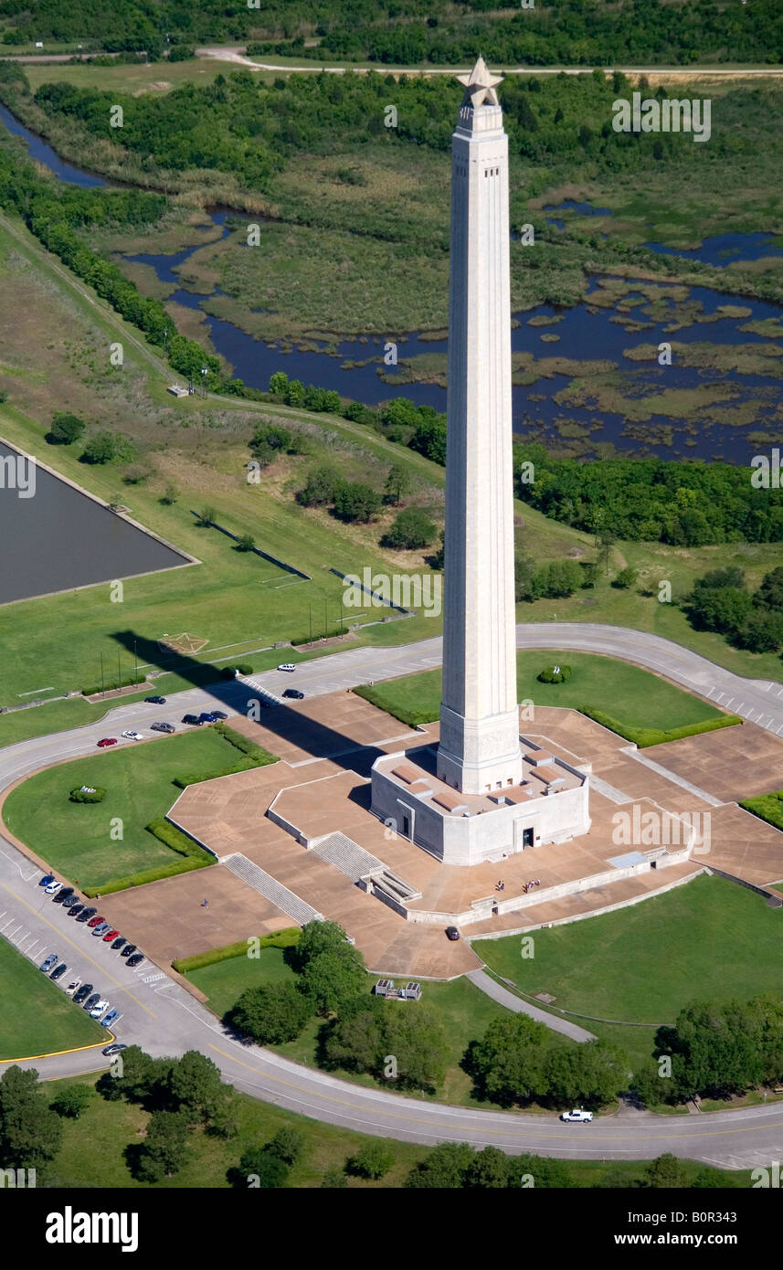 Vue aérienne du Monument San Jacinto le long de la Houston Ship Channel à Houston au Texas Banque D'Images