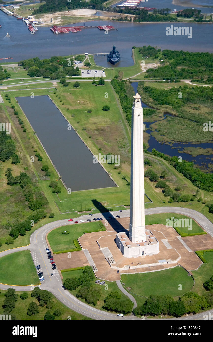 Vue aérienne du Monument San Jacinto le long de la Houston Ship Channel à Houston au Texas Banque D'Images