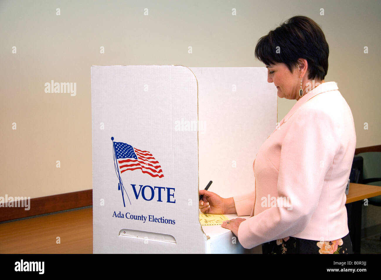 Femme Vote sur un bulletin de papier dans un isoloir en carton à Boise,  Idaho Photo Stock - Alamy