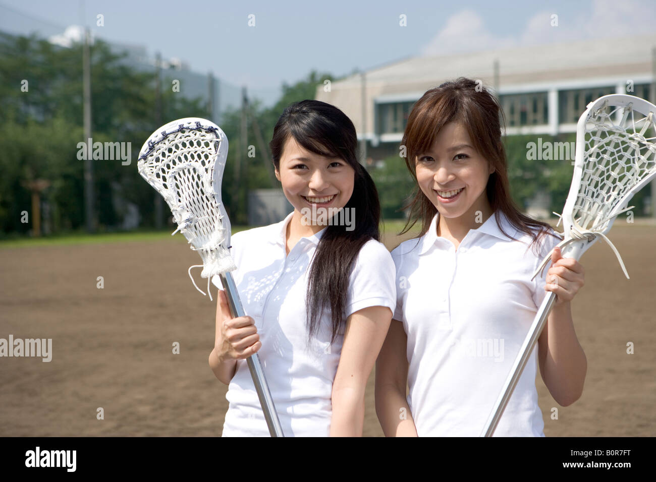 Portrait of teenage girls holding bâton de crosse Banque D'Images