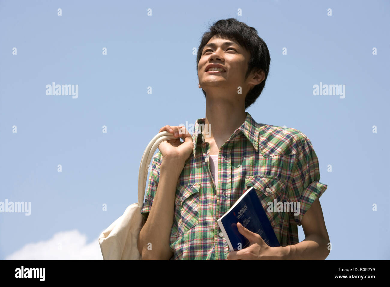 Teenage boy (16-17) standing against clear sky Banque D'Images