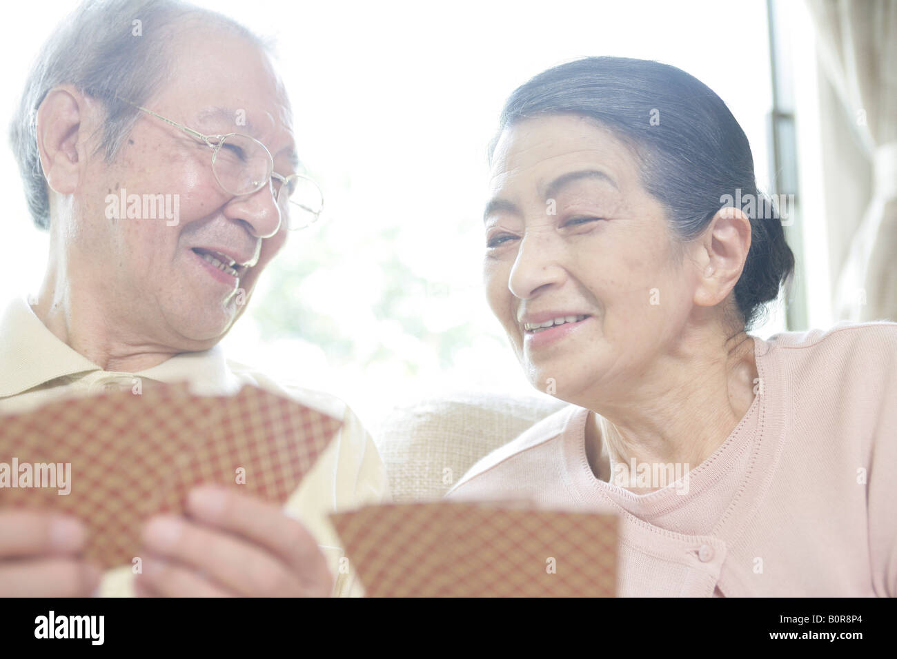 Senior couple jouant aux cartes, close-up Banque D'Images