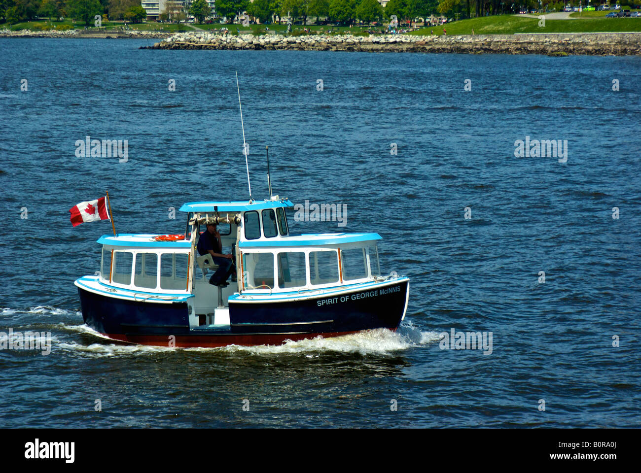 Petit traversier de passagers transport taxi-bateau de l'eau qui sillonnent les eaux de l'occupation à l'entrée de False Creek à Vancouver Banque D'Images