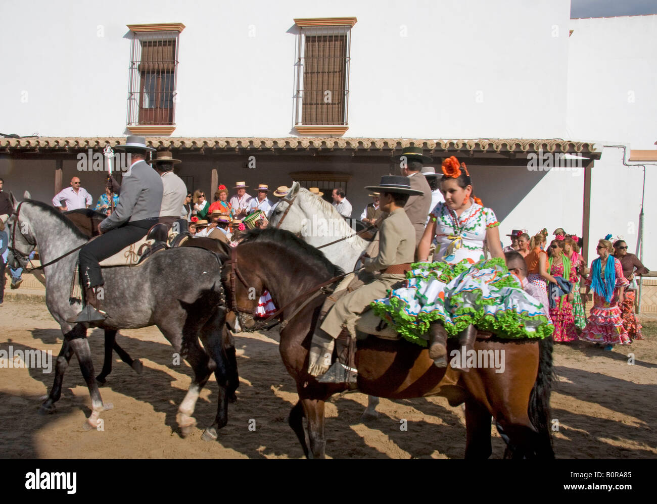 Équitation à travers les gens au cours de la romeria El Rocío Banque D'Images