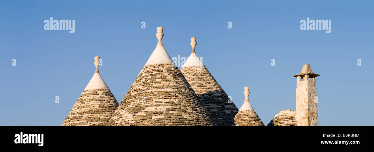 Europe Italie Pouilles Puglia Alberobello toit d'un trullo coucher du soleil Banque D'Images