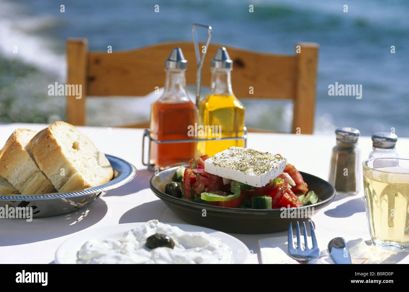 Salade grecque avec Tsatsiki, Cyclades, Grèce Banque D'Images