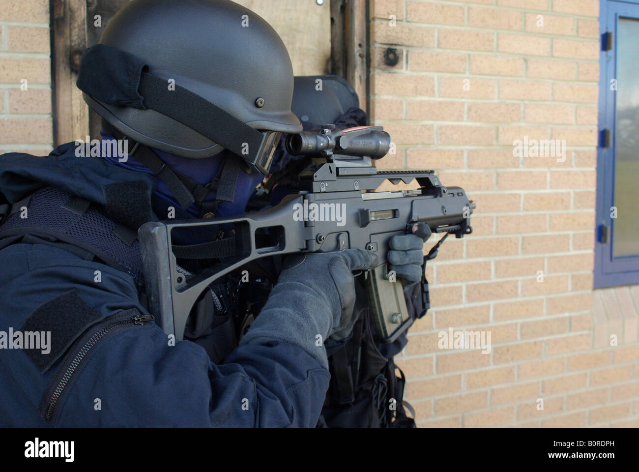 Armes à feu de la police Team prépare à Entrez dans l'édifice Banque D'Images