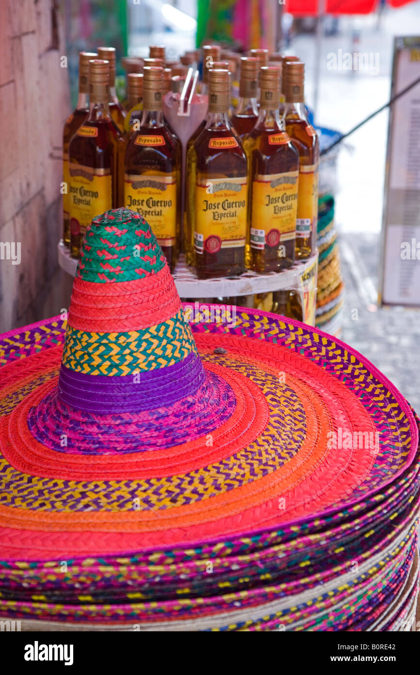 Sombreros mexicains chapeaux colorés avec des bouteilles de tequila à l'arrière-plan Banque D'Images