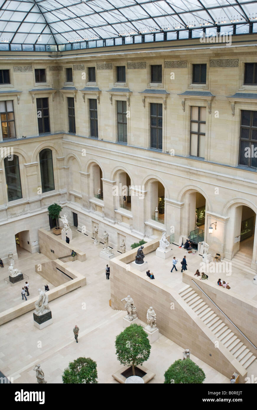 Cour Puget cour couverte de verre à l'intérieur du musée du Louvre à Paris  France Photo Stock - Alamy