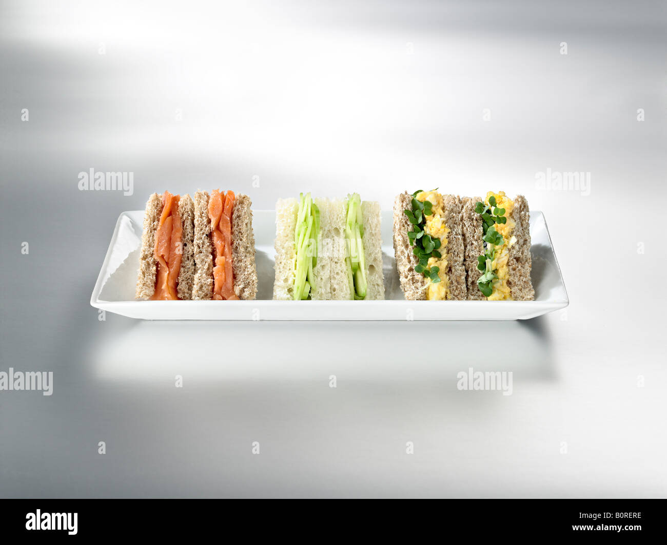 assiette de sandwichs simple saumon concombre oeuf et cresson Banque D'Images