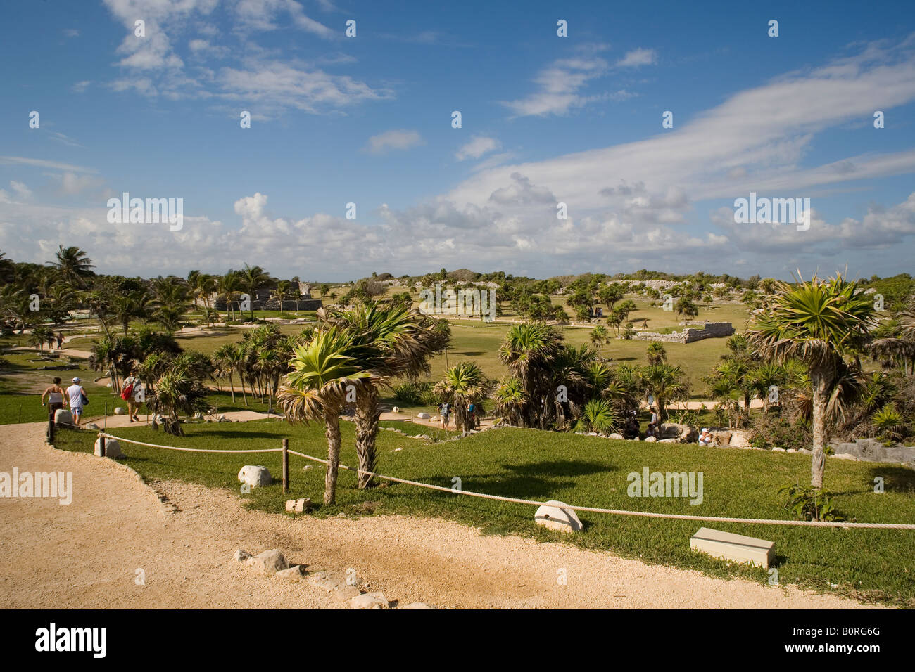 L'aspect général du site archéologique de Tulum sur une journée ensoleillée avec ciel bleu et nuages blancs Banque D'Images